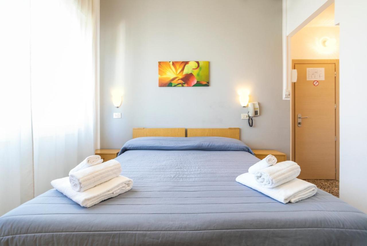 Hotel Ausonia B&B Римини Экстерьер фото