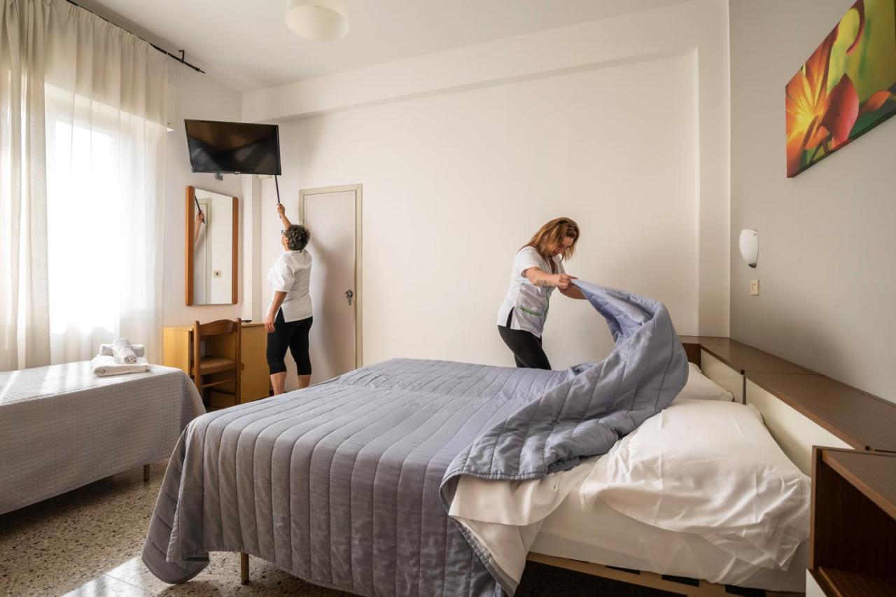 Hotel Ausonia B&B Римини Экстерьер фото