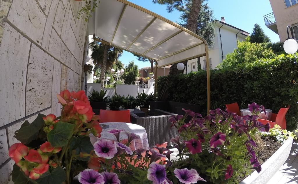 Hotel Ausonia B&B Римини Экстерьер фото