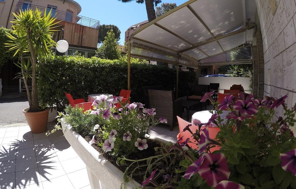 Hotel Ausonia B&B Римини Экстерьер фото