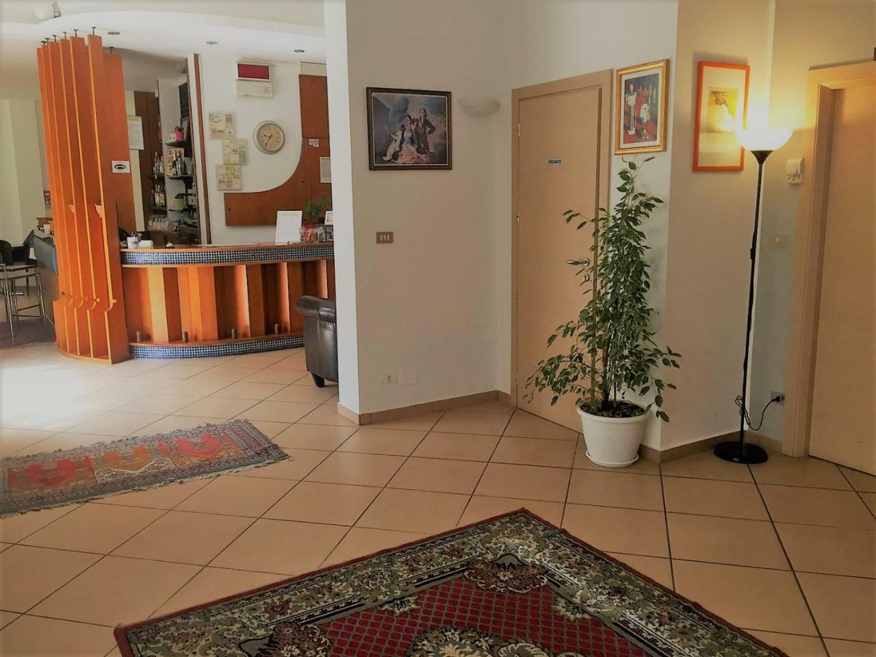 Hotel Ausonia B&B Римини Экстерьер фото